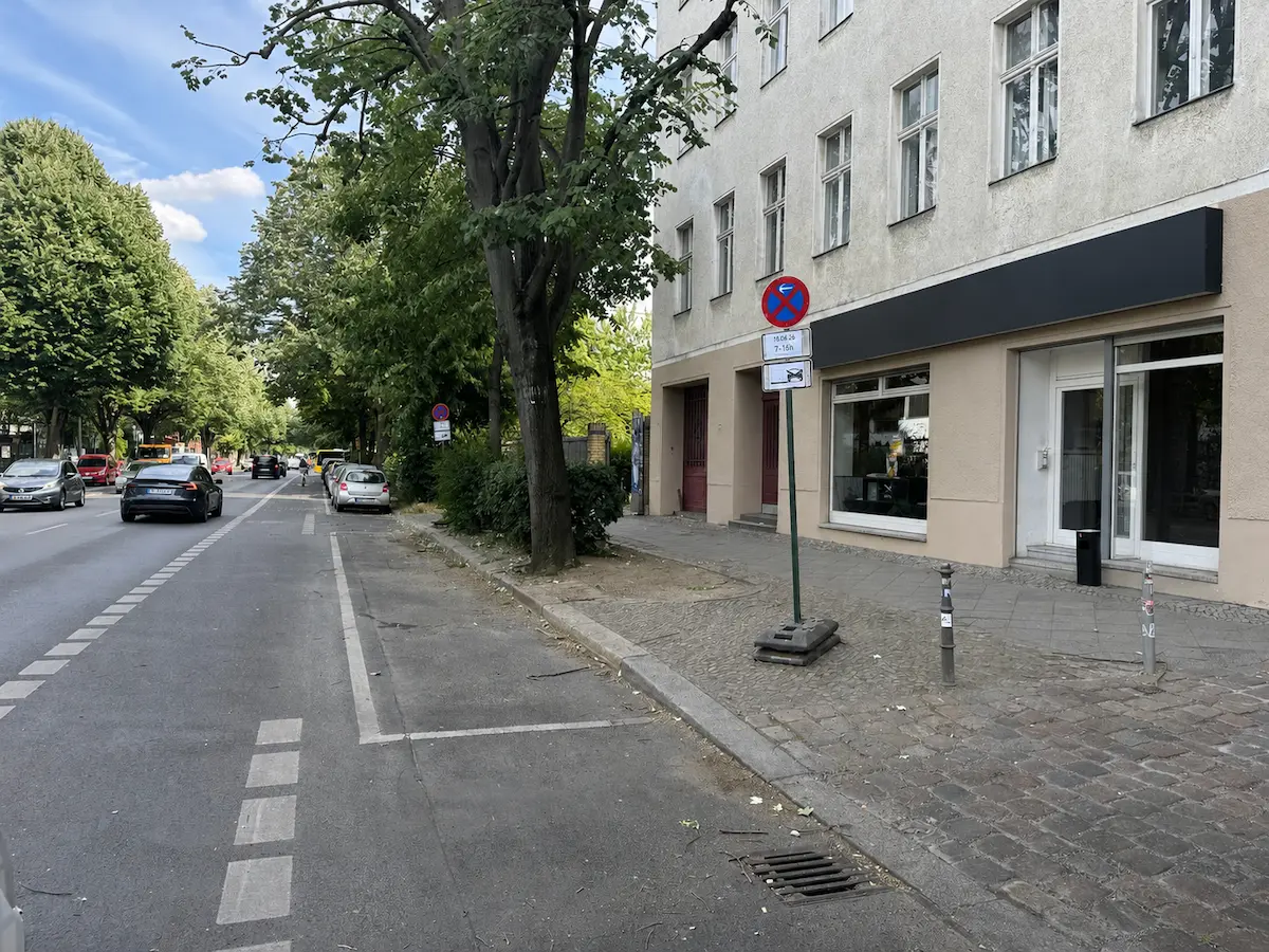 Halteverbot Küchenlieferung Berlin mit reservierter Stellfläche für Küchenanlieferung