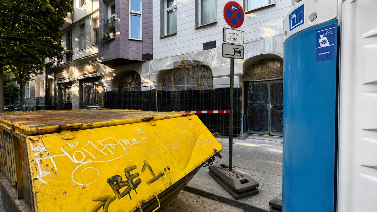 Halteverbot Berlin mit Halteverbotsschildern und reservierter Stellfläche